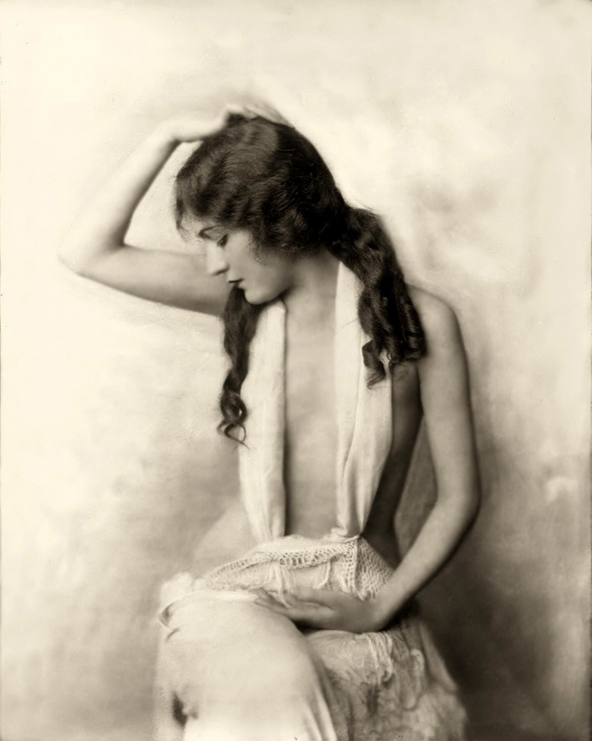 Alfred Cheney Johnston_1925_Ziegfeld Follies Girls_Alice Wilkie.jpg